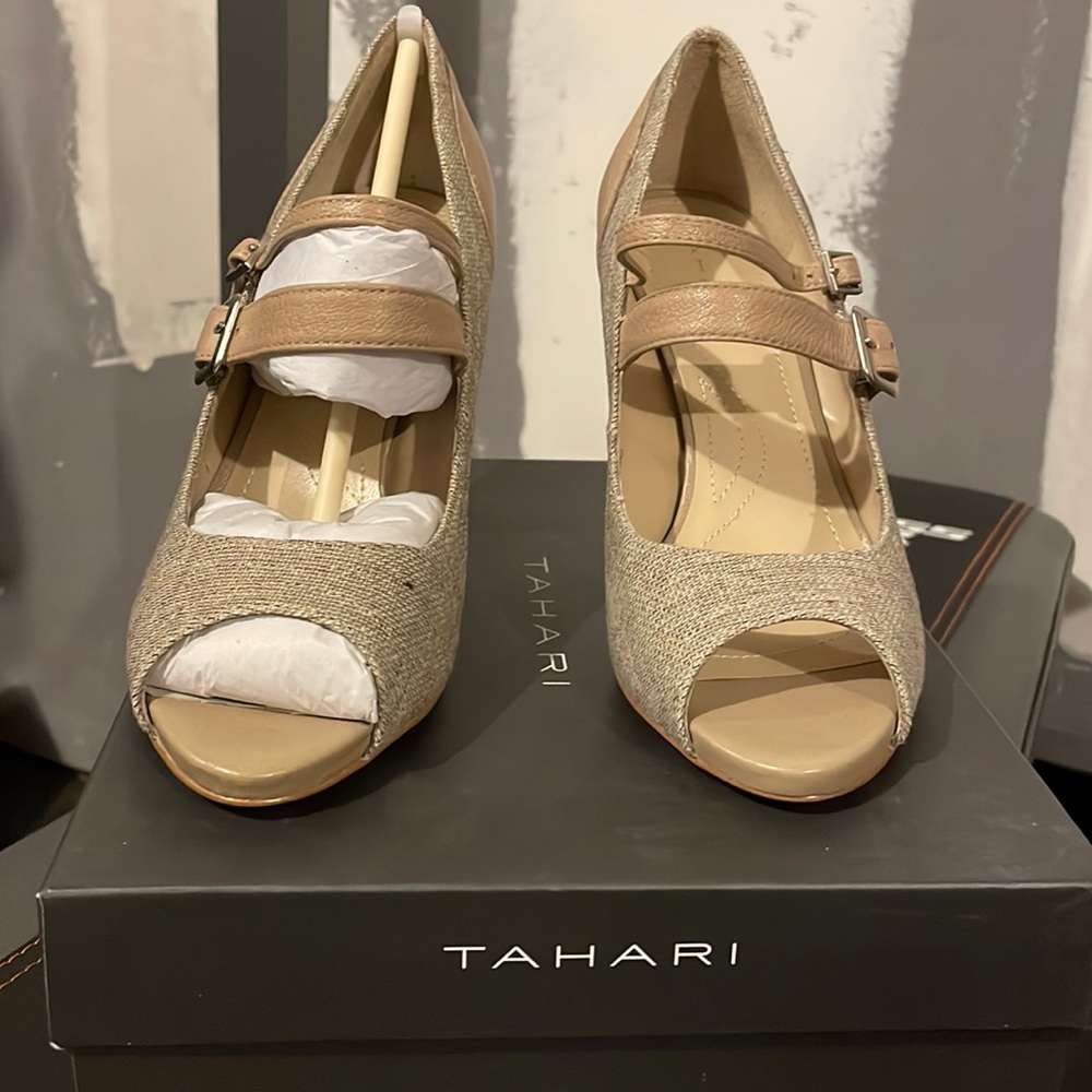 Tahari NWOT  Ta-dani size 7 open toe heels in natural and jute